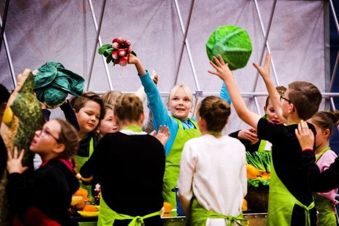 "Älä epäile ja pelkää, avaa mielesi ja maista." Koululaisooppera opettaa hyväksymään erilaisuutta myös ruuan kautta. KUVAT: KRISTA LUOMA