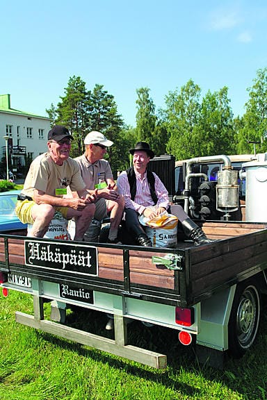 Häkäpäät säätijön omistama karvalakkimallia oleva Ford käyttää puukaasun alkuperäistä tekniikkaa. Auton lavalla omistajat Vesa Niska (vas.) ja Raimo Pärkkä sekä tapahtuman autovastaava Jan-Erik Hakalax.