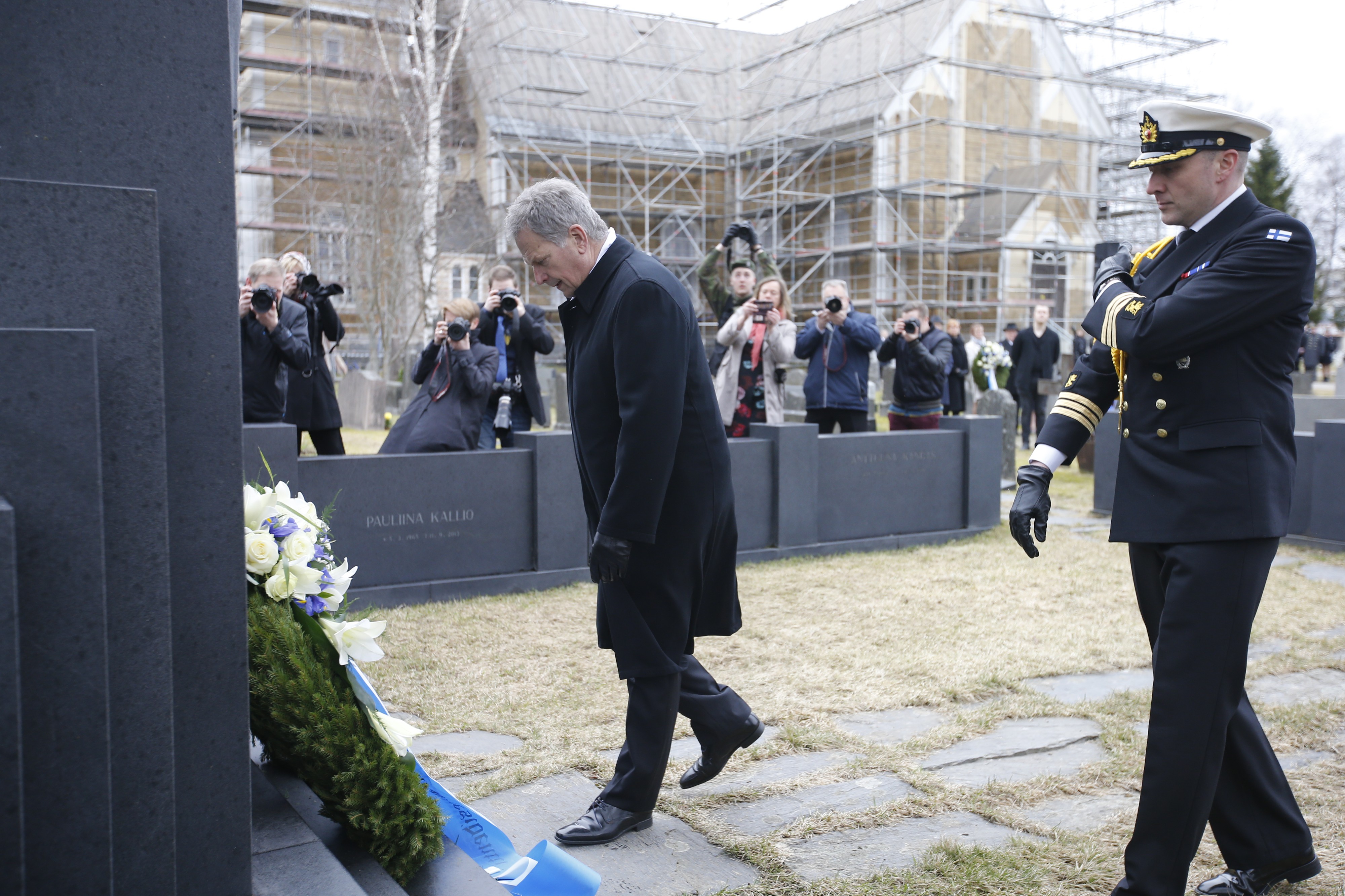 Presidentti Sauli Niinistö osallistui myös seppeleenlaskuun Nivalan hautausmaalla. 