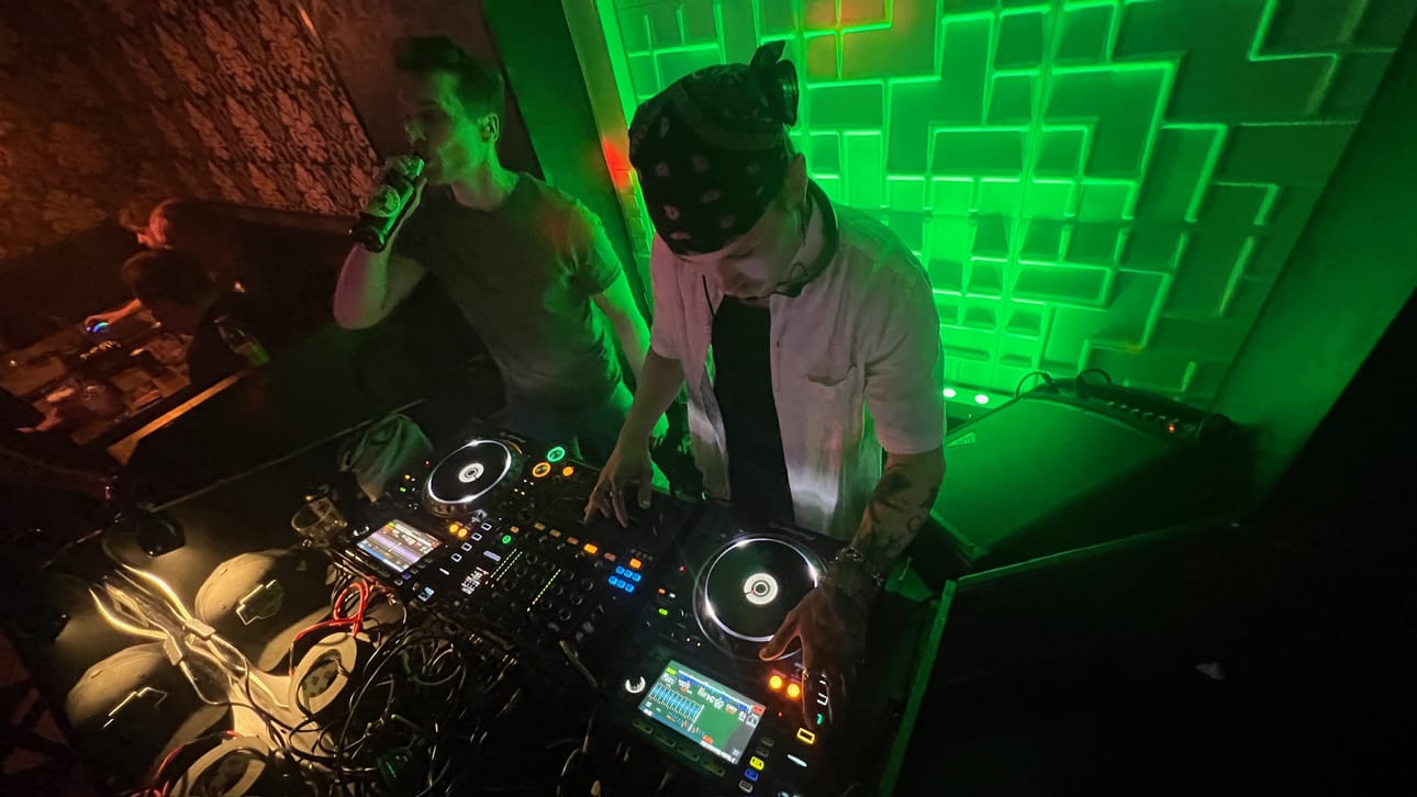 Kajis ja seinäjokinen Jay Reefz DJ-pöydän takana.