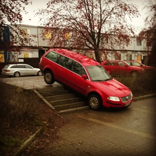 Auto oli jäänyt portaisiin Oulussa.