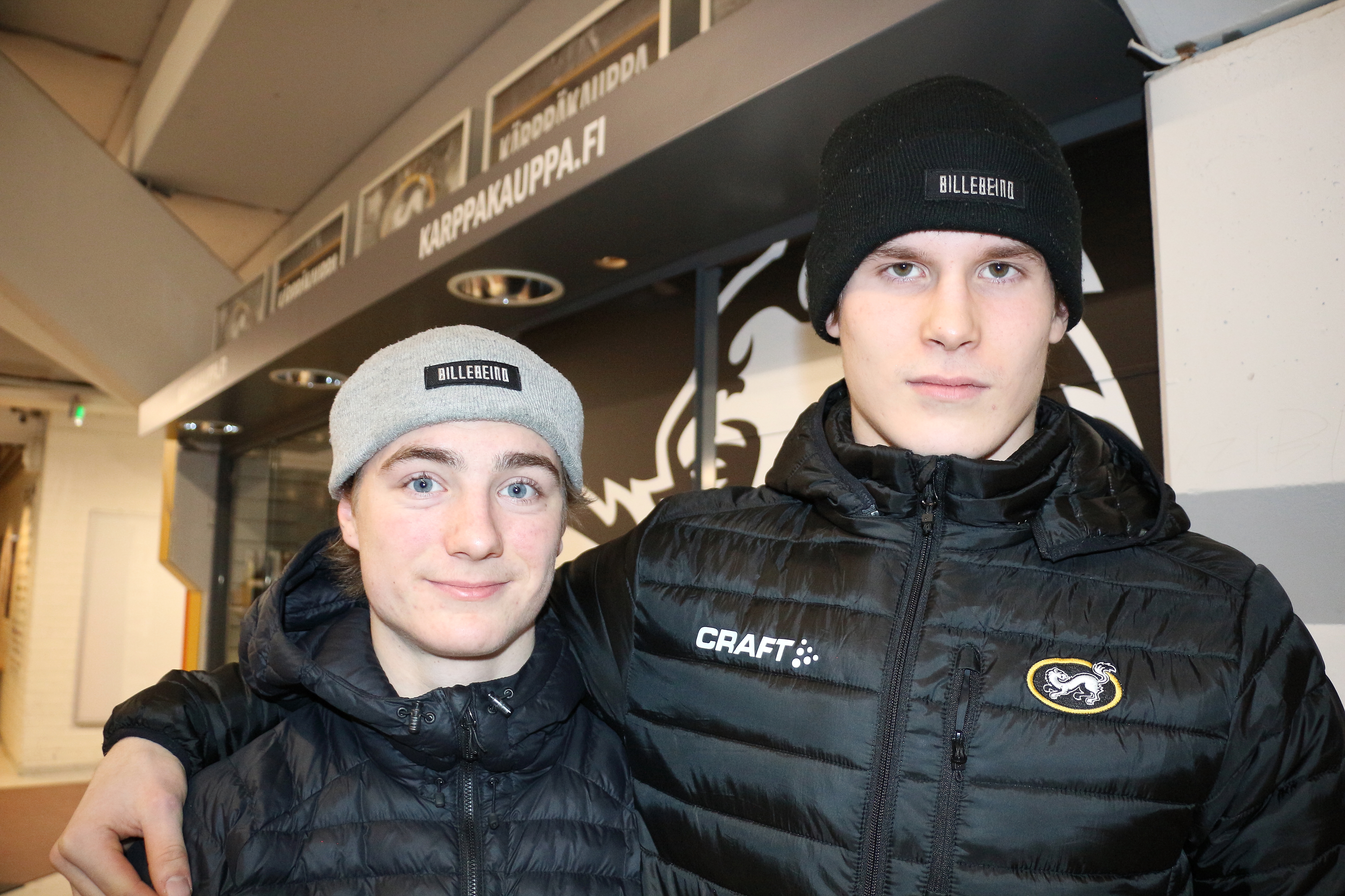 Petteri Puhakka ja Antti Myllyaho luovat jääkiekkouraa Oulun Kärppien B-juniorijoukkueessa.