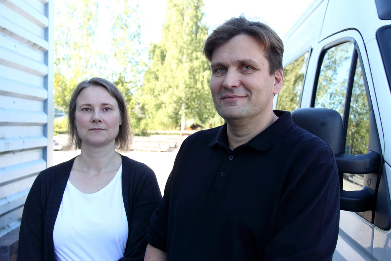 Ilkka-Pohjalainen haastatteli Kauhavan Kiviveistämö Oy:n yrittäjiä Heidi ja Antti Mäkeä hautakivialasta hieman yli vuosi sitten. Nyt he ovat myyneet yrityksensä Kaavin Kivi Oy:lle. Arkistokuva: Mia Kärkkäinen