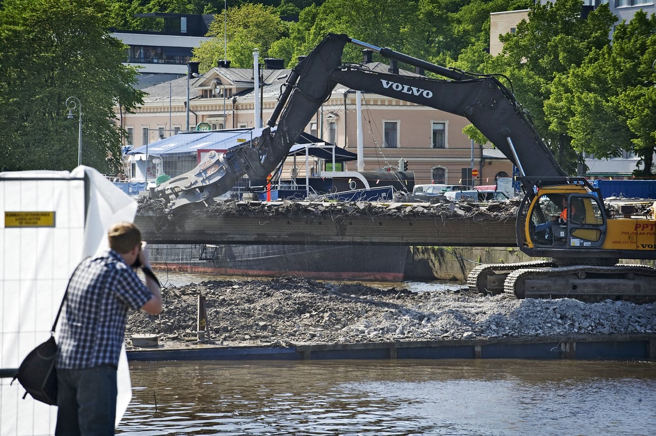 Myllysiltaa puretaan Turussa kesällä 2010. Nykyisin sen tilalla on uusi silta.