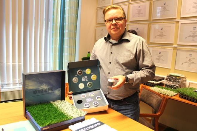 Tehtaanjohtaja Timo Salmenautio esittelee Saltex Legacy -tekonurmeen käytettävää biohajoavaa täyteainetta. KUVA: SAILA COLLANDER