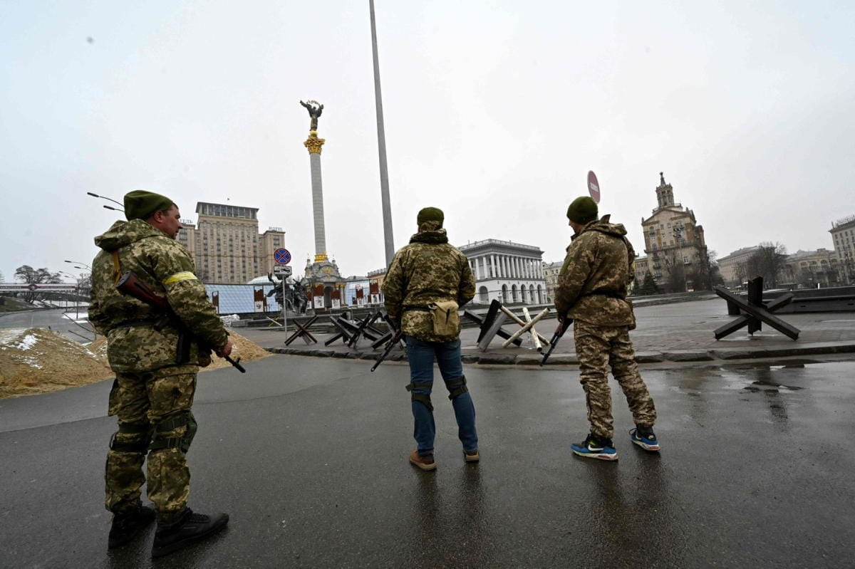 Ukrainalaisia vartiossa Kiovassa keskiviikkona. Lehtikuva/AFP