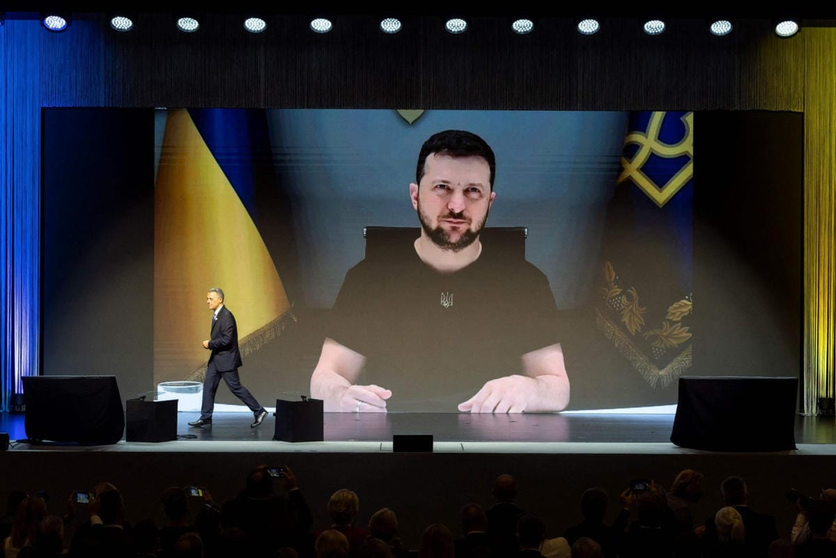 Sveitsissä on meneillään ensimmäinen Ukrainan jälleenrakennusta koskeva korkean tason kokous. Kokoukseen osallistuu myös Ukrainan presidentti Volodymyr Zelenskyi (kuvassa). LEHTIKUVA/AFP