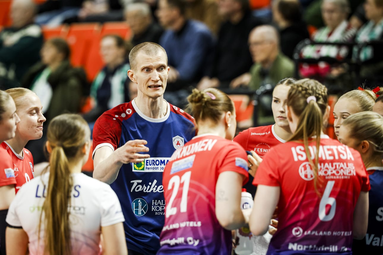 Jukka Lehtosen luotsaama Arctic Volley valmistautuu naisten mestaruusliigan pudotuspeleihin. Runkosarjassa on jäljellä vielä yksi ottelu.
