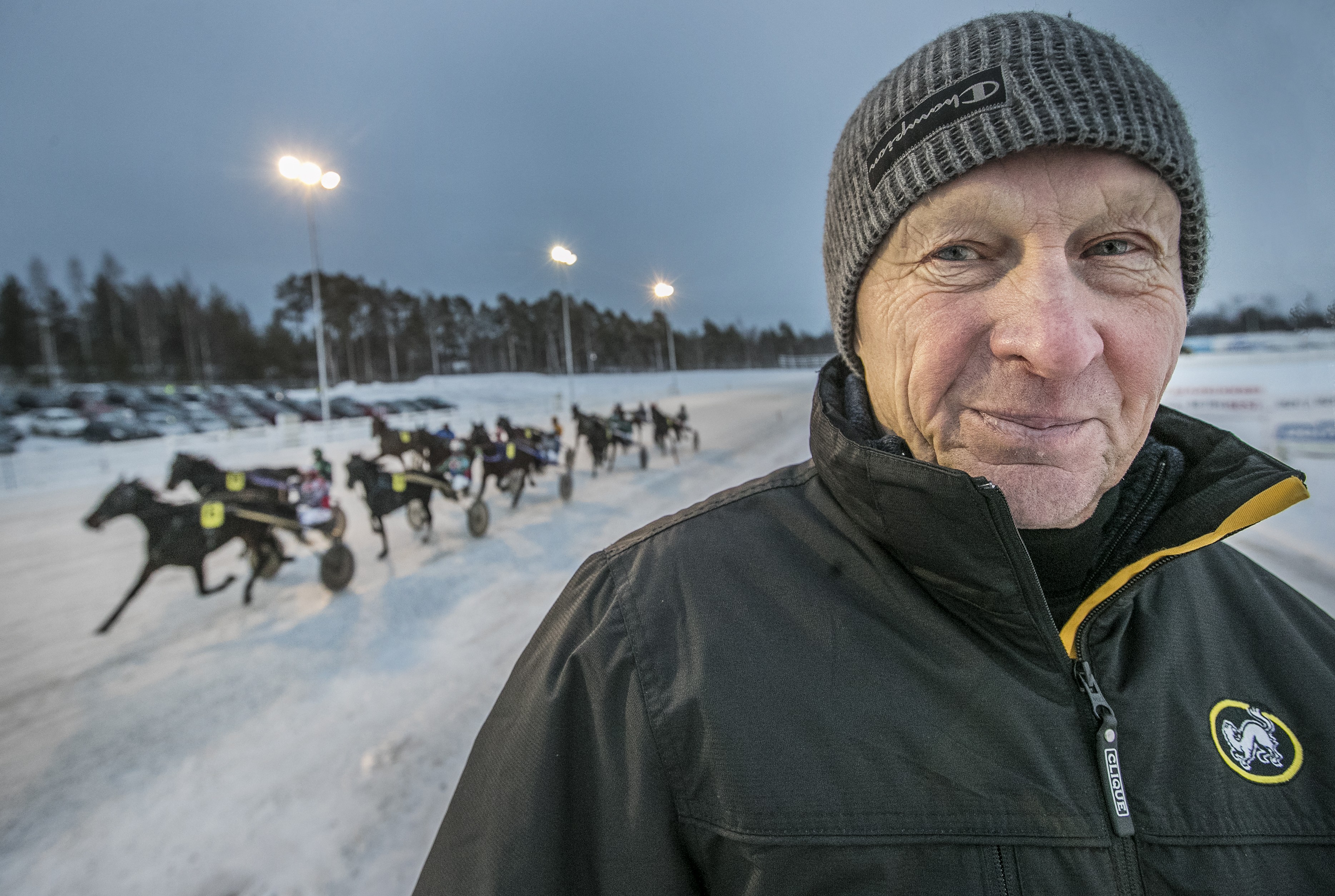 Raviohjastaja Pekka Korpi on seurannut Oulun Kärppien menoa nuoresta asti. Koko työuransa hän on tehnyt hevosten kanssa.