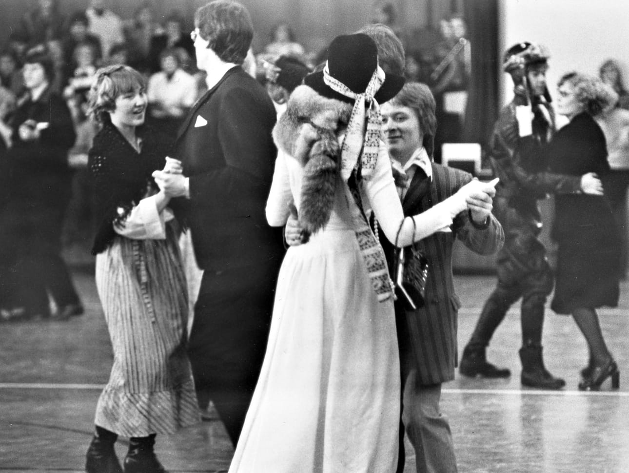 Vuonna 1978 Oulun normaalikoulun lukion toisluokkalaiset olivat tanssin pyörteissä vanhojenpäivänä.