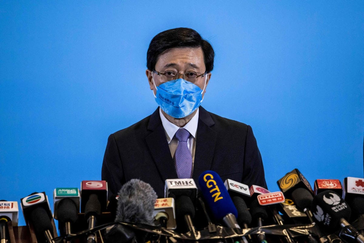Jo nyt on tiedossa, että hallintojohtajan tehtävät siirtyvät John Leelle, joka on saanut tehtävään Kiinan siunauksen. LEHTIKUVA / AFP