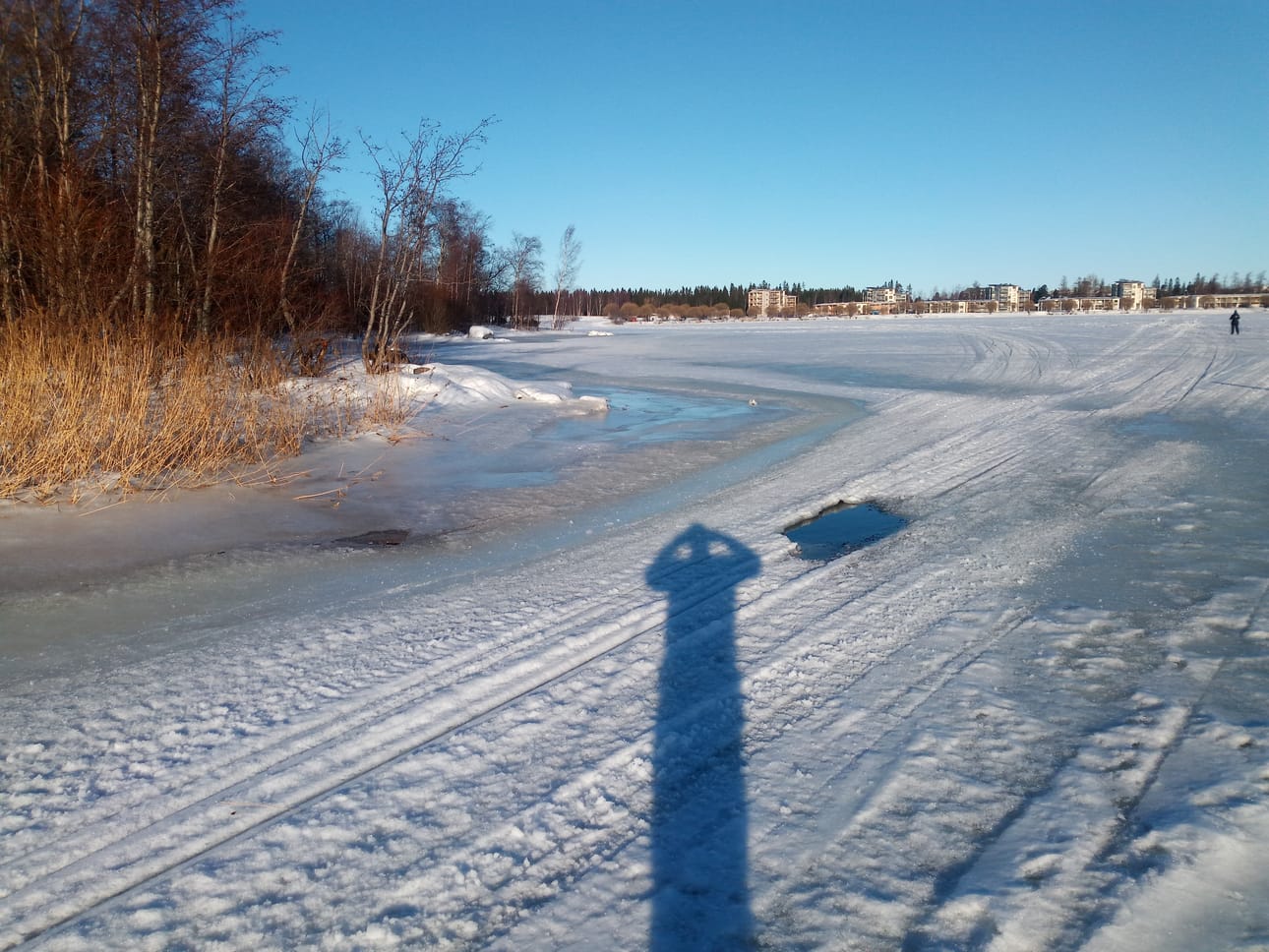 Ari Eilola kuvasi Fantinväylän suulla olevan sulan kohdan sunnuntaina. Syvyyttä oli niin paljon, että hiihtosauva ei yltänyt pohjaan.