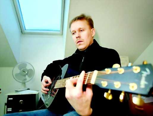 Kitaralla se alkoi. Kestilän mainio musiikkimies Heikki E. Reiman ohjasi 1970-luvulla Jussi Rasinkangasta ostamaan 202 markan Landola-kitaran. Soitin on jo vaihtunut Fenderiin, mutta Landola riippuu yhä kunniapaikalla säveltäjän kesämökin seinällä.