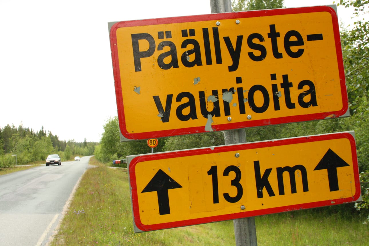 Kuusamossa Kurkijärventiellä autoilevia varoitetaan tien pinnan vaurioista, joita on paikattu pitkällä matkalla. Tien alkuosalla Ouluntieltä lähtien on nuorempi pinta, ja se on paremmassa kunnossa.