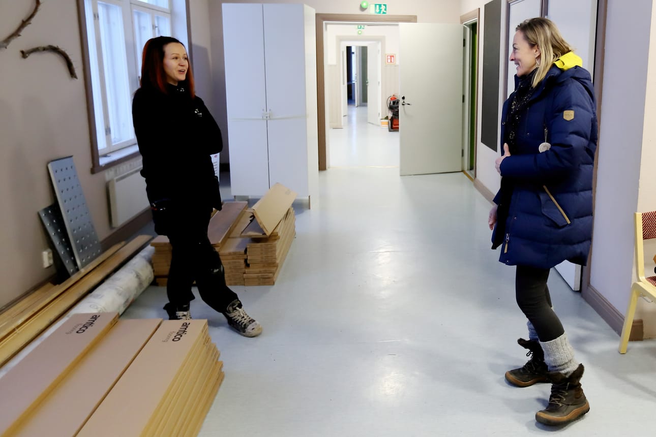 Raahen kaupungin maalari Tanja Rönkkömäki (vasemmalla) tuli perjantaina töihin Tullikamarille. Nuoriso-ohjaaja Outi Grekula joutuu vielä hetken odottamaan, että pääsee muuttamaan takaisin nuorisotilaksi muutettavalle Tullikamarille.