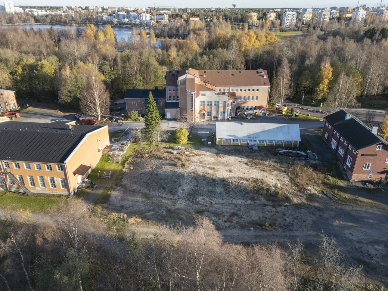 Pikisaaressa entisen Villatehtaan alueella pitäisi olla jo hotelli, mutta edes kaavamuutos ei ole mennyt läpi.