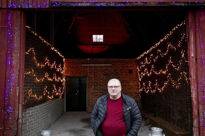 Tänään keskiviikkona 60 vuotta täyttävä Kari Homi tarjoaa kakkukahvit perjantaina Heikkilänmäellä olevan kotitilansa entisen lypsykarjanavetan tiloissa. KUVA: JAAKKO ELENIUS