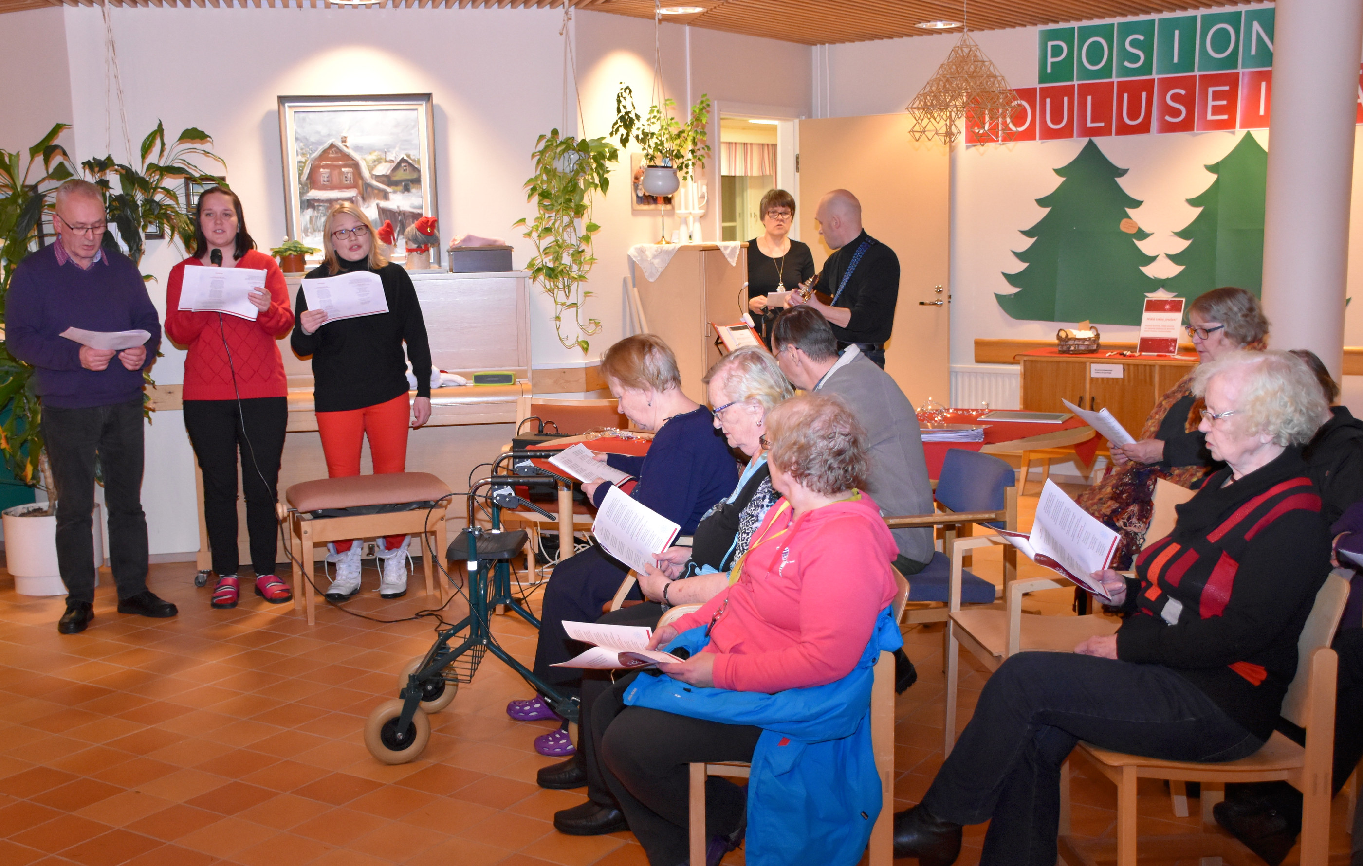 Joululaulut raikuivat ja nukketeatteri nauratti Valmankodilla Posiolla torstaina järjestetyssä Posion kunnan 90-vuotisjuhlavuoden kunniaksi järjestetyssä kaiken kansan joulujuhlassa.