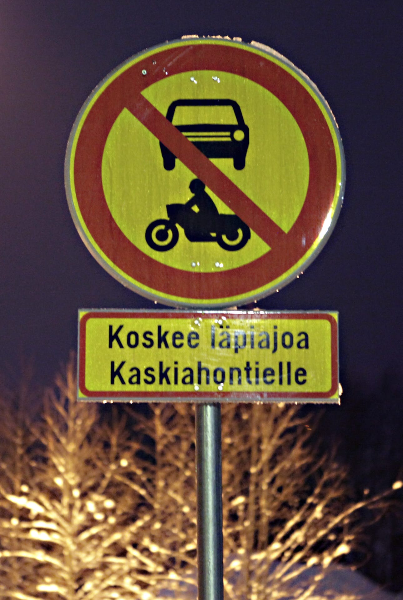 Aiemmin läpiajo Iinatin ja Kaakkurin kaupunginosien välillä kiellettiin liikennemerkeillä. Se ei kuitenkaan riittänyt hillitsemään läpiajoa.