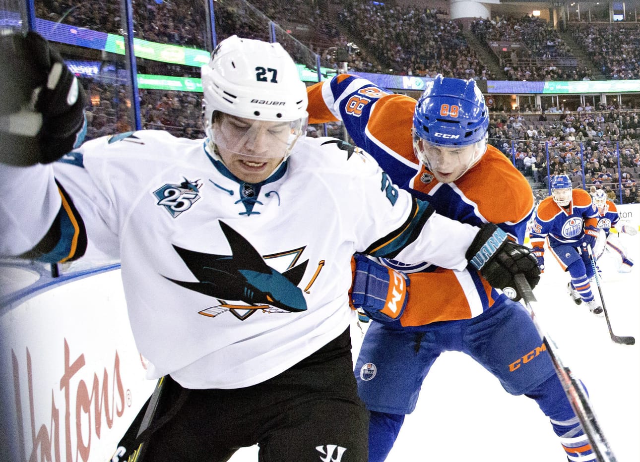 Joonas Donskoi (vas.) sanoo, että San Jose Sharksin pitää vielä parantaa peliä.