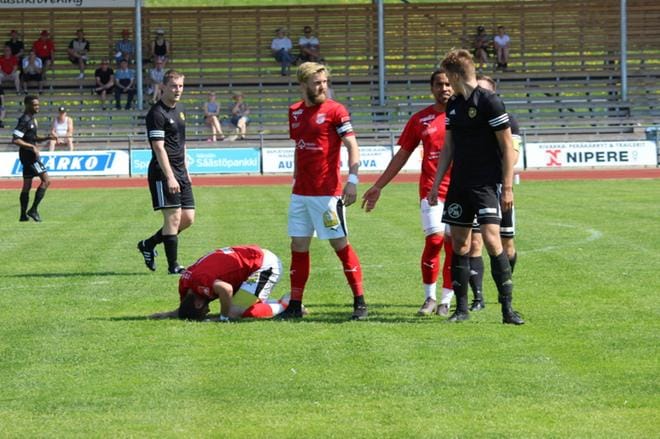 Sundomin Eddie Hiekkanen (oik.) sai ottelun ainoan varoituksen, kun hän kolhi Sportingin Ibric Nedimin. KUVA: TAUNO RIIHILUOMA