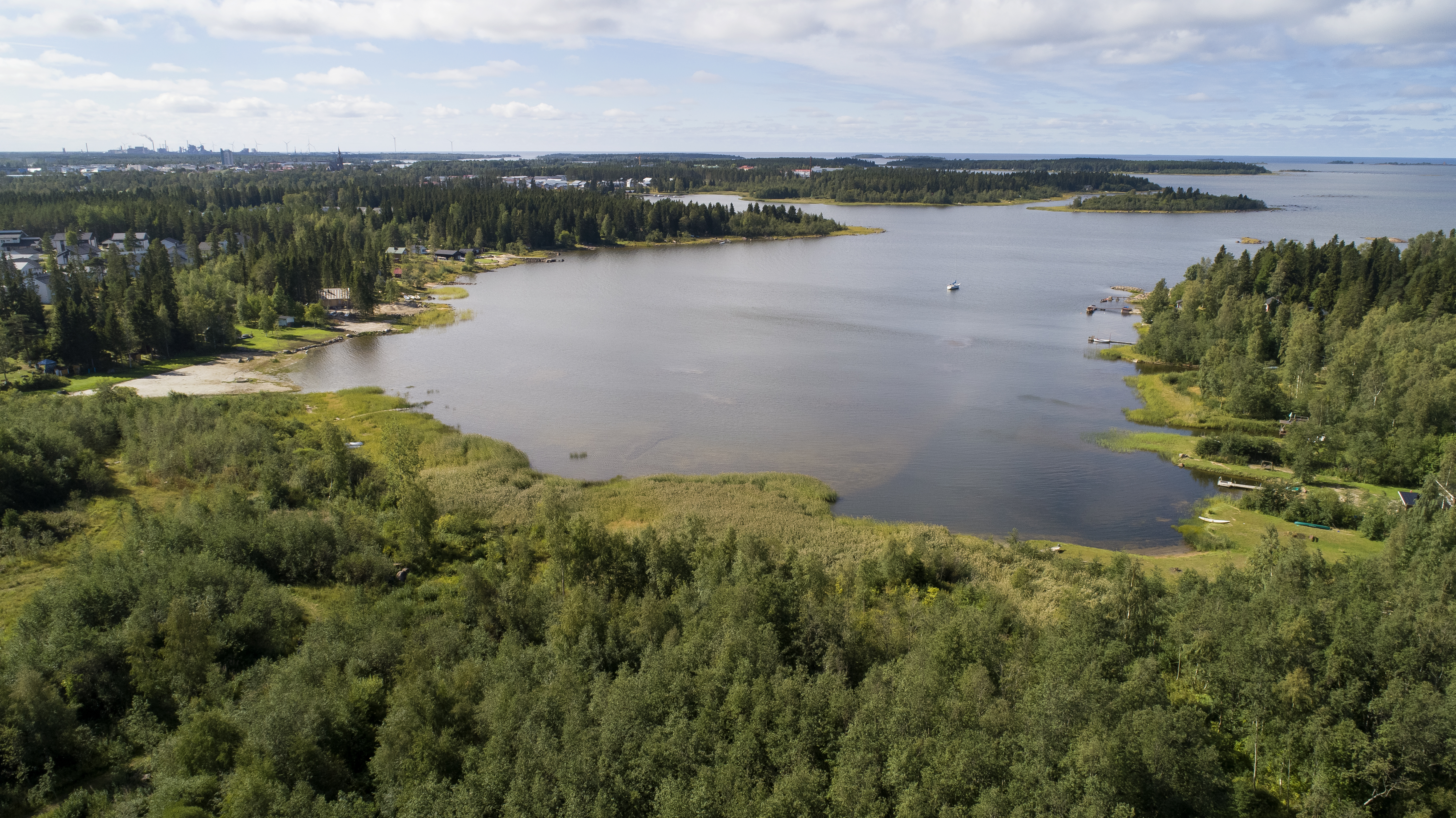 Ruottalonlahti on Kylmäniemenlahdesta seuraava poukama pohjoiseen päin.