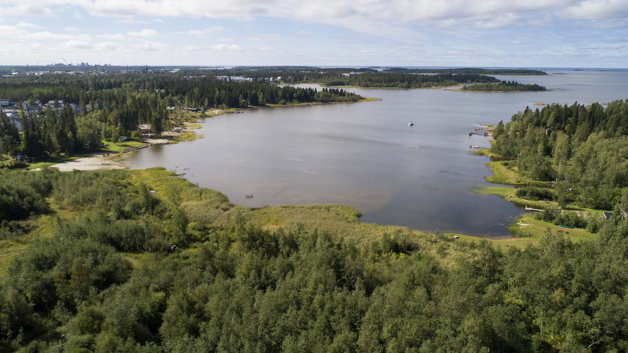 Ruottalonlahti on Kylmäniemenlahdesta seuraava poukama pohjoiseen päin.