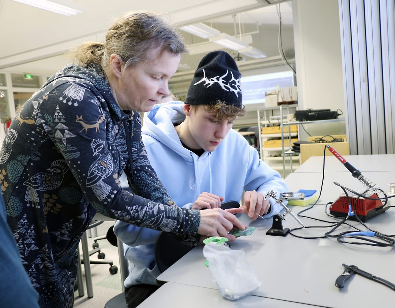 Tässä syntyy satelliitti, jolla Pyhäjoen lukion opiskelijat keräävät tietoa muun muassa lämpötiloista ja ilmanlaadusta sekä paikannuksesta. Opettaja Anu Luimulan innostamana ryhmä on parhaillaan kisaamassa Vaasassa CanSat-kilpailussa.