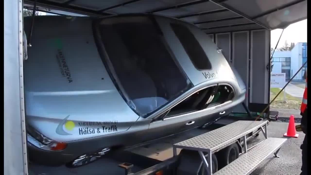 Pyörähtävä auto demonstroi turvanvyön käytön merkitystä