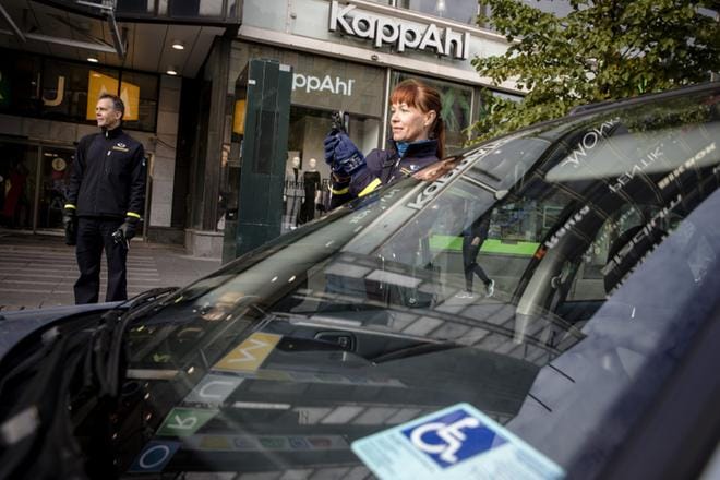 Pelkästään Helsingissä on annettu tänä vuonna maanantaihin 17.9. mennessä 1312 pysäköintivirhemaksua, jossa on pysäköity invalidin ajoneuvolle varatulle paikalle. Pysäköinninvalvojat Kari Porsman (vasemmalla) ja Seija Mattsson tarkastivat autoja tällä viikolla Helsingissä Mannerheimintiellä. KUVAT: Joel Maisalmi
