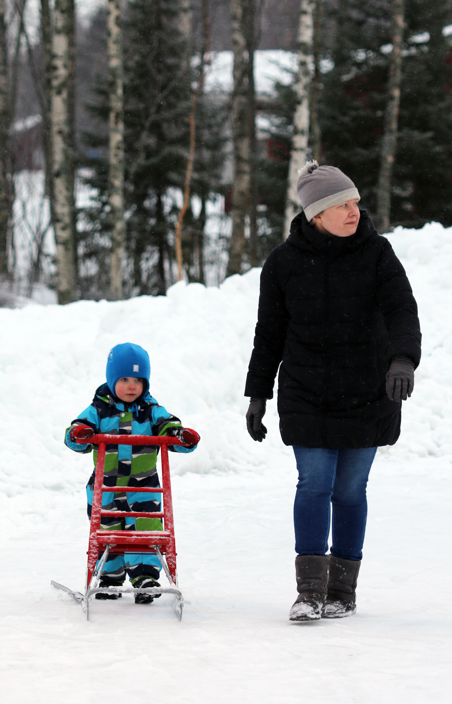 Oulunsalolainen Johanna Pulkkinen kävi hakemassa veljenpoikansa Kallen kaveriksi Pajuniemen luistelukentän avajaisiin. Kaksivuotias Kalle ei vielä luistellut, mutta Pulkkinen arveli hänestä tulevan kentän innokas käyttäjä.