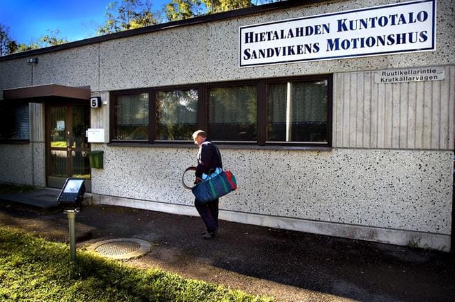 Aiemmin liikuntapalvelut aikoi sulkea Hietalahdessa sijaitsevan kuntotalon. Sen sulkeminen on yhä yksi vaihtoehto, jos säästövelvoite pitää. Arkistokuva: Eetu Sillanpää