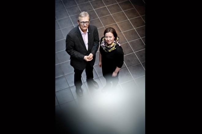 Asko Peltolalla ja Heli Seppelviralla on edessään kaatuneen soten valmistelutyön paketointi. KUVA: TOMI KOSONEN