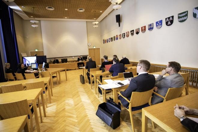 Oikeudenkäynti 27 Kittilän luottamushenkilöä vastaan alkoi maaliskuussa valmisteluistunnolla Lapin käräjäoikeudessa. Istunto pidettiin aluehallintoviraston juhlasalissa Rovaniemellä. Silloin paikalla oli vain osa syytetyistä ja puolustusasianajajista. KUVA: Anna Muotka