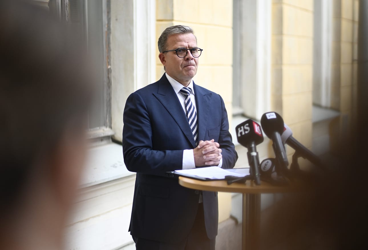 Pääministeri Petteri Orpo (kok.) kuvattuna kesäkuun lopussa, kun hän vastasi toimittajien kysymyksiin Garden Helsinki -hankkeesta.