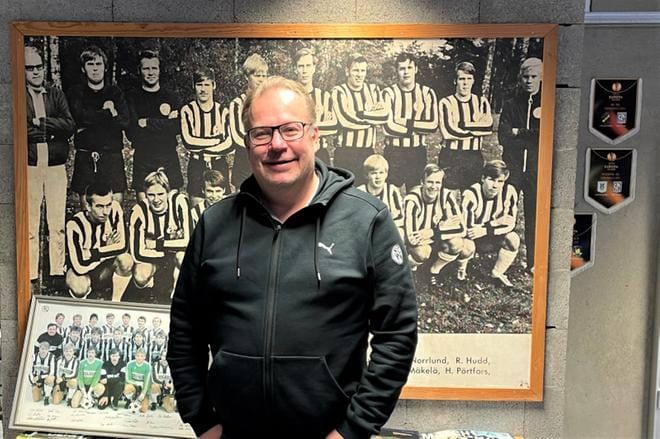 Mika ”Koikka” Koivumäki on monen tuntema urheilukasvo, joka on pelannut ja valmentanut VPS:ssä ja ollut vuosia otteluiden kuuluttajana. Nyt hän on Vepsun myyntijohtaja. Kuva: Niko Hovinen