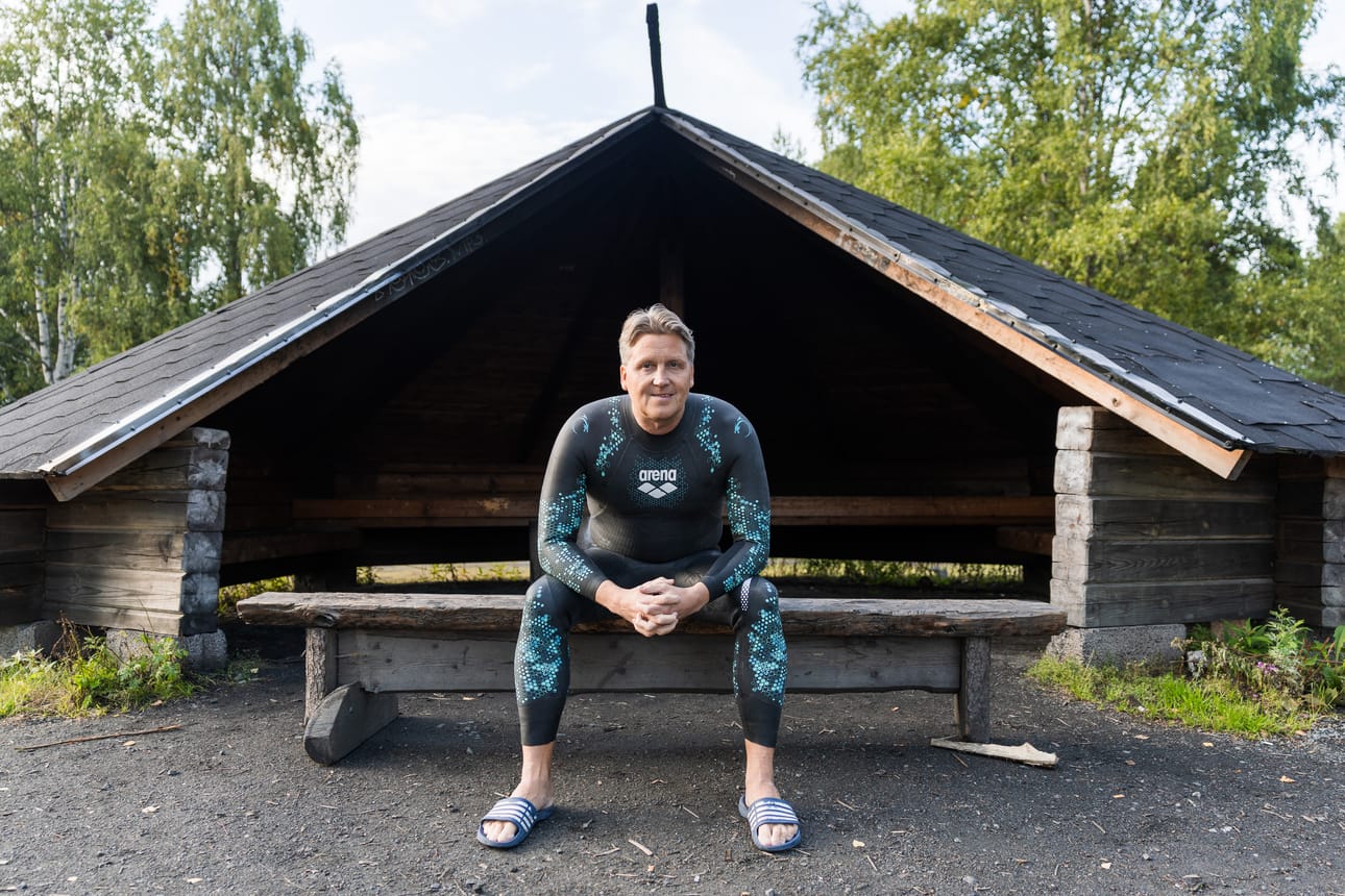 Jani Sievinen ui avovesillä kokemusten perässä.