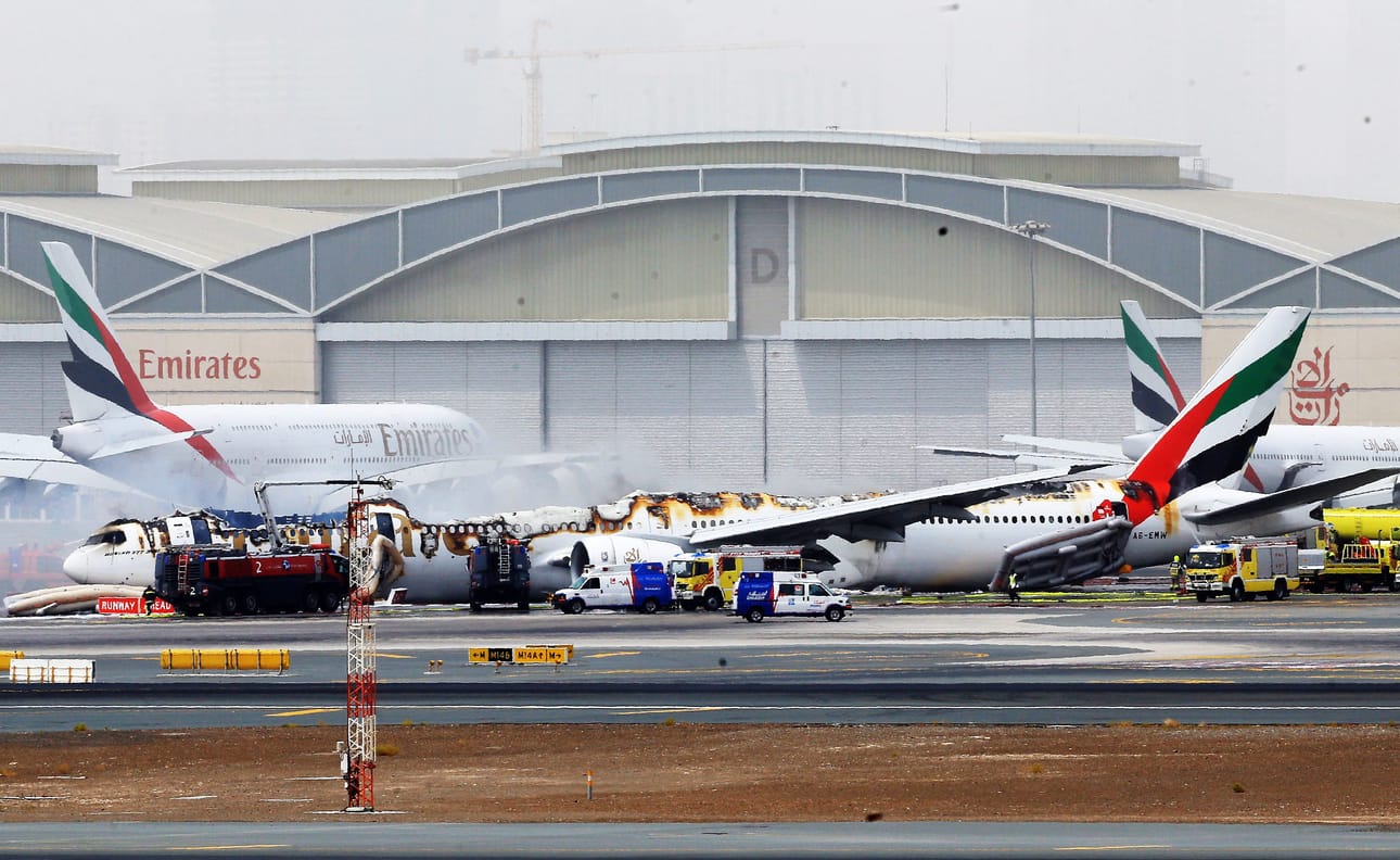 Intian Trivandrumista saapunut Emirates-lentoyhtiön Boeing 777-300 -kone syttyi tuleen ja tuhoutui pahanpäiväisesti epäonnistuneen ylösvedon yhteydessä Dubaissa 3. elokuuta.