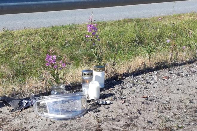 Onnettomuuspaikalle niin sanottuun Harjun mutkaan on tuotu kynttilöitä.