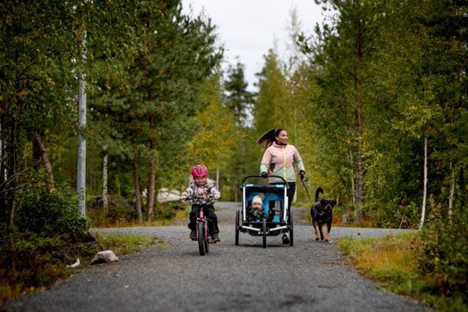 Hanna Warde juoksee lastensa kanssa. Joskus vuoden ja kahden kuukauden ikäinen Sebastian nukahtaa vaunuun. KUVAT: JAAKKO ELENIUS