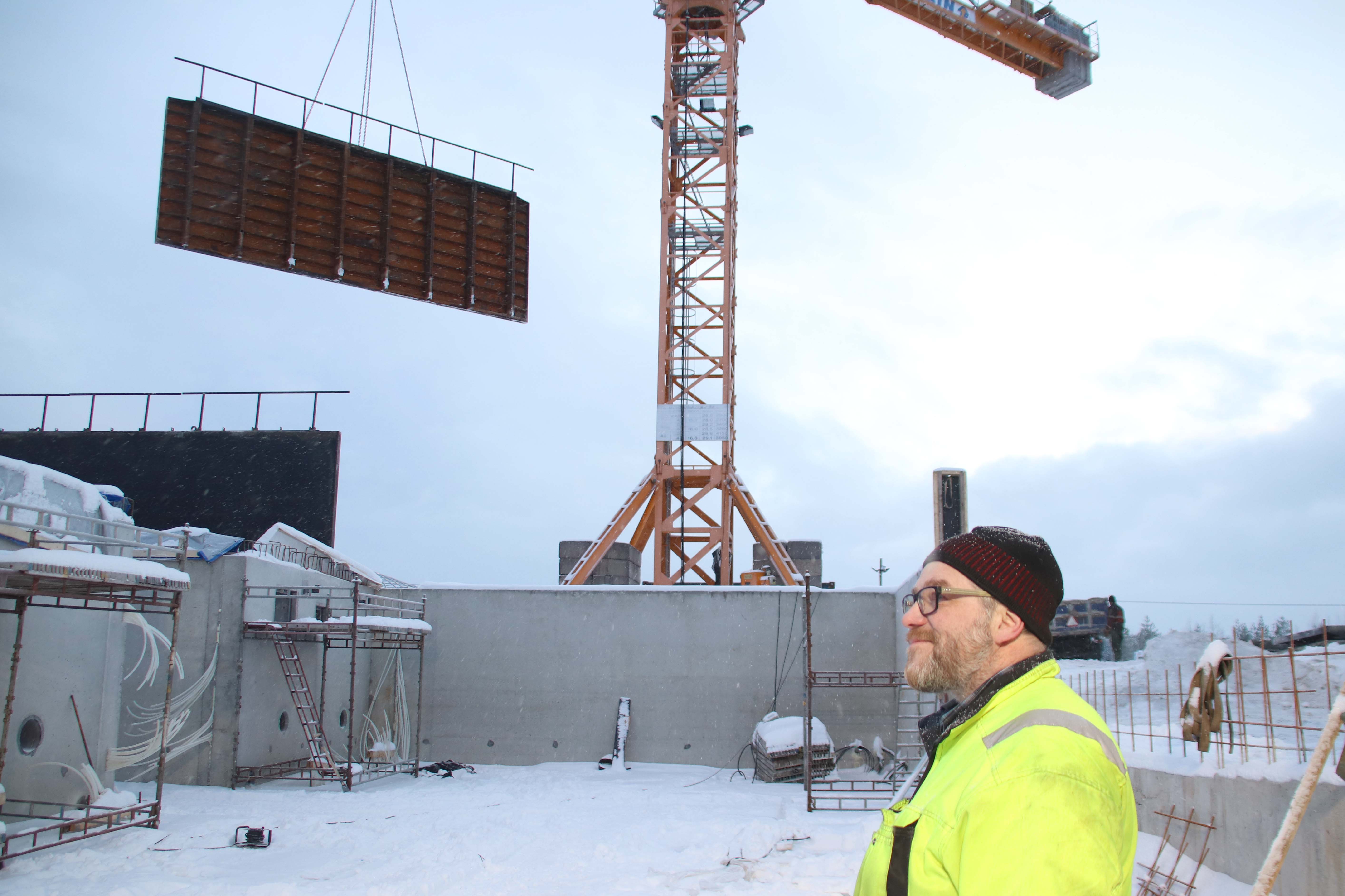 <p>Rakennustyöt työllistävät betonirakentajien lisäksi muun muassa maansiirtourakoitsijoita. Torninosturi on vaikuttava näky.</p>
