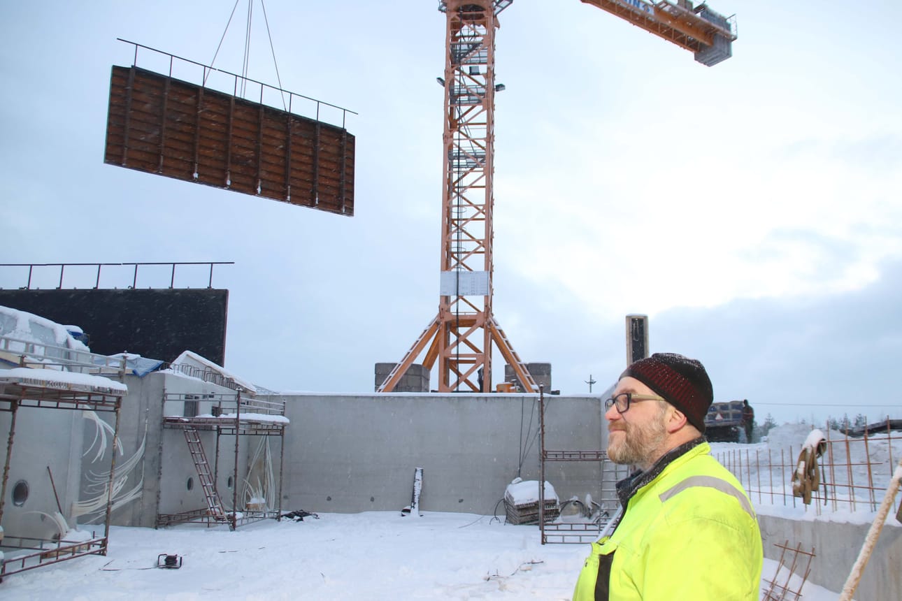Rakennustyöt työllistävät betonirakentajien lisäksi muun muassa maansiirtourakoitsijoita. Torninosturi on vaikuttava näky.