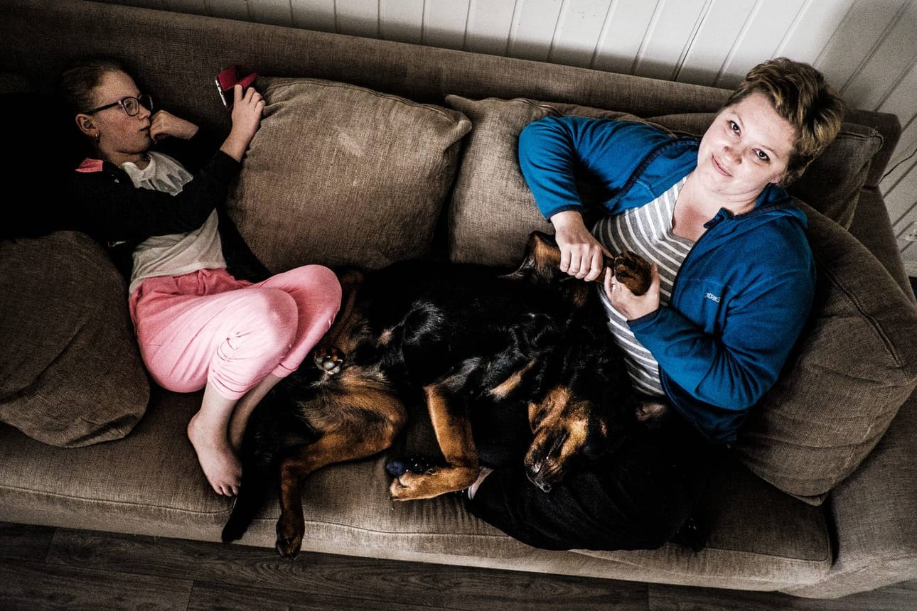 Elina Niemelä-Muotkan löytää arki-iltaisin viiden ja kuuden välillä sohvalta. Silloin tulee Midsomerin murhat, tai mitä nyt Yle milloinkin saa verorahoilla lähetettyä.