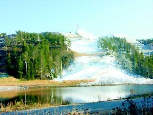 Talvista maisemaa. Rukalla oli maanantaina jo talvisen näköistä. Sään ennustettu lämpeneminen tuo tauon lumetukseen.