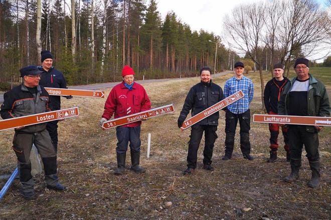 Kraatterijärven opastushankkeessa on pystytetty heijastavat viitat Leipätien vaellusreitille.