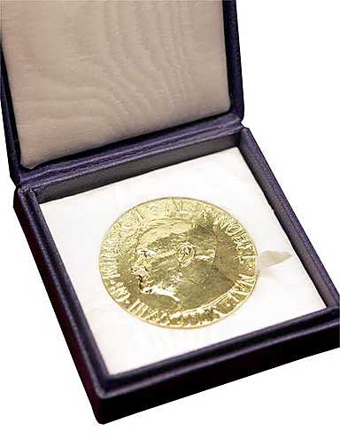 Martti Ahtisaaren Nobel-mitali oli perjantaina itsensä sankarin lisäksi oululaisten ihasteltavana.