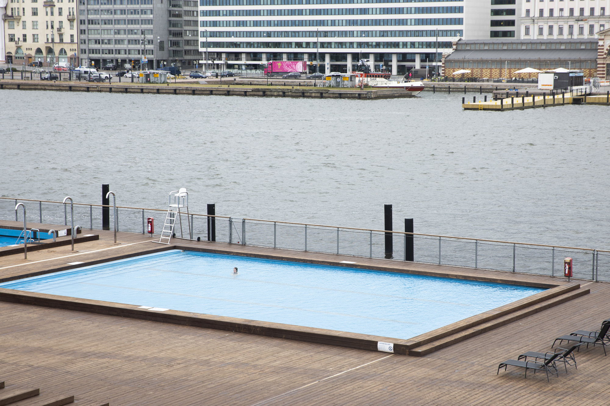 Terassit eivät täyttyneet kolean sään vuoksi, mutta avajaispäivä toi Allas Sea Poolin ensimmäisiä vakioasiakkaita tutulle uimapaikalle.