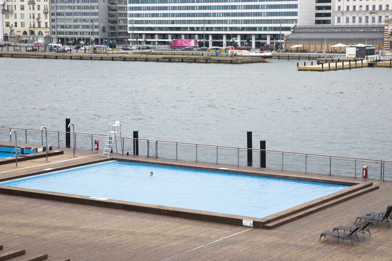 Terassit eivät täyttyneet kolean sään vuoksi, mutta avajaispäivä toi Allas Sea Poolin ensimmäisiä vakioasiakkaita tutulle uimapaikalle.