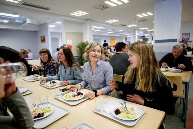 Maija Rentola, Eveliina Lähdesmäki, Heini Kukila ja Viena Mäkinen toivoivat ruokailun jälkeisen vaalipaneelin osanottajilta konkreettisia vastauksia kysymyksiin. KUVAT: JAAKKO ELENIUS