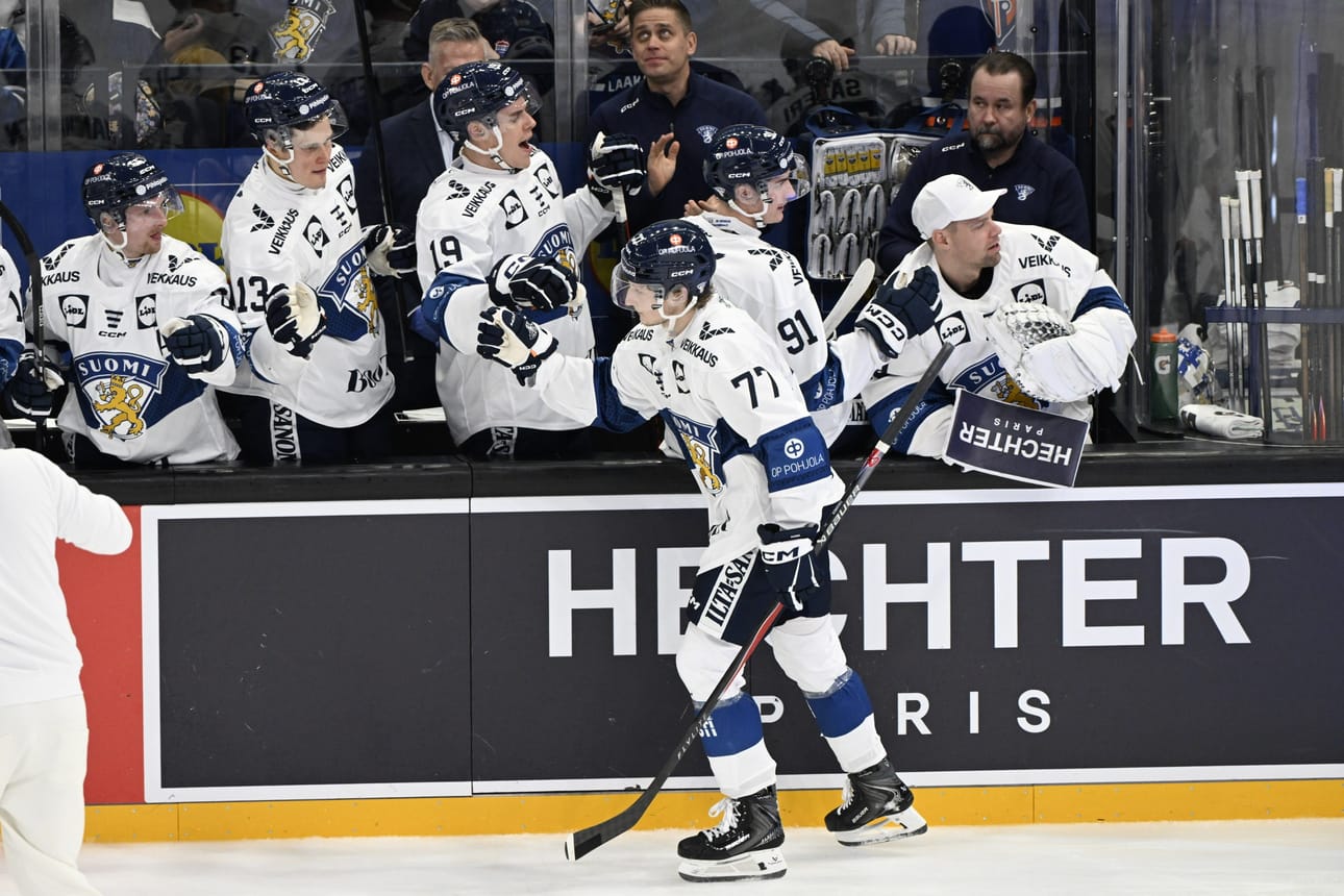 Leevi Tukiainen luisteli juhlistamaan omaa 2–0-osumaansa Leijonien vaihtoaition eteen.